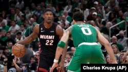 Jimmy Butler, del Miami Heat, enfrenta la defensa de Jayson Tatum, de los Celtics de Boston, en el séptimo juego de las finales de la Conferencia del Este, en Boston. (AP/Charles Krupa)