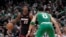 Jimmy Butler, del Miami Heat, enfrenta la defensa de Jayson Tatum, de los Celtics de Boston, en el séptimo juego de las finales de la Conferencia del Este, en Boston. (AP/Charles Krupa)