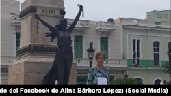 Profesora Alina Bárbara López durante una protesta en el Parque de la Libertad de Matanzas (Tomado del Facebook de Alina Bárbara López)