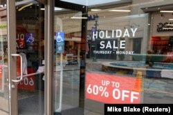 Un negocio ofrece descuentos de hasta 60% en sus mercancías durante el fin de semana del Día de los Caídos en Carlsbad, California. (REUTERS/Mike Blake)