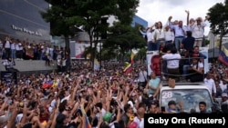 Manifestantes se reúnen en respaldo a Edmundo González y María Corina Machado, y para protestar por los resultados electorales en Venezuela