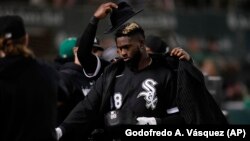 Luis Robert Jr., front celebra un jonrón contra los Atleticos de Oakland, el 30 de junio, en California. (AP/Godofredo A. Vásquez)