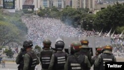 Antimotines reprimen protesta estudiantil en Venezuela. 