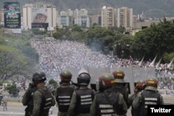 Antimotines reprimen protesta estudiantil en Venezuela.