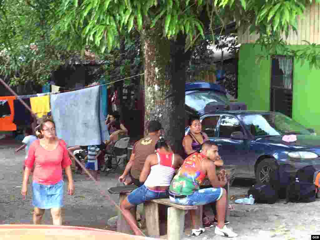 Cubanos varados en la frontera de Costa Rica con Nicaragua esperan una solución para continuar camino a EEUU.