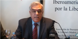El doctor Antonio Guedes durante una conferencia en Madrid. (Captura video/YouTube)