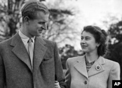 En esta foto del 23 de noviembre de 1947, la princesa Isabel y el príncipe Felipe, posan para una foto en Broadlands, en Romsey, Inglaterra, durante su luna de miel. (AP,/Archivo)