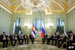 El presidente de Rusia, Vladimir Putin, se reúne con Miguel Díaz-Canel, al margen de las celebraciones del Día de la Victoria en Moscú el 9 de mayo de 2024.