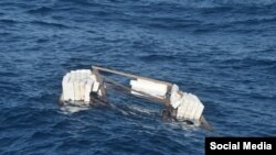 La balsa hallada por la Guardia Costera de Estados Unidos, 8 millas al sur de Long Key.