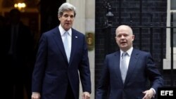 El ministro de Exteriores británico, William Hague (dcha), conversa con el secretario de Estado de EE. UU., John Kerry (izq), a las puertas del número 10 de Downing Street tras una reunión mantenida por ambos responsables hoy, lunes 25 de febrero de 2013.