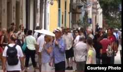 Los turistas abarrotan las calles de la Habana.