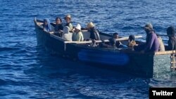 Embarcación con cubanos a bordo interceptada por la Guardia Costera de EEUU en aguas de Florida. (Foto: @USCGSoutheast)