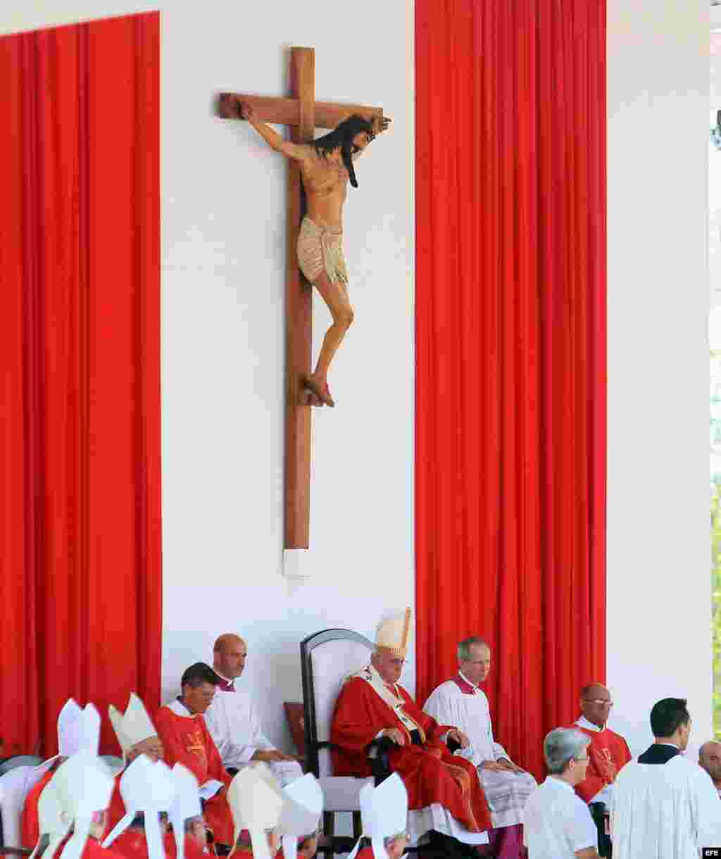 El papa Francisco oficia una misa en Holguín (Cuba).&nbsp;La homilía del papa Francisco fue dirigida principalmente a hablar de la misericordia y tuvo una mención especial para las casas de misión que hay en este territorio, en zonas apartadas y de difícil acceso. Igualmente, habló de la necesidad de &quot;no quedarnos en las apariencias o en lo políticamente correcto&quot;.