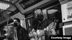 Antonio Pacios, más conocido como "Uno del Metro", canta acompañado de su guitarra en el metro de Madrid.