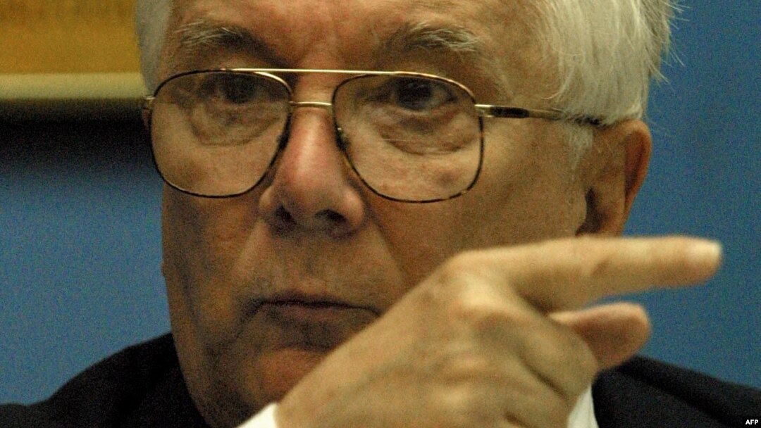 Armando Hart en una conferencia de prensa en 2001 en Costa Rica.