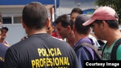 Costa Rica deporta a cubanos varados en su territorio