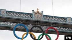 Los anillos olímpicos cuelgan del Tower Bridge en Londres, Reino Unido