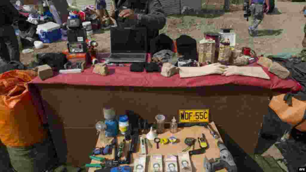 Miembro de la Guardia Nacional Bolivariana ordena objetos en requisa efectuada en Táchira