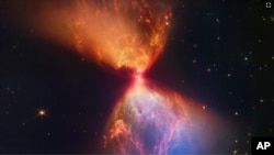 Esta imagen proveída por el Instituto de Ciencia del Telescopio Espacial el 16 de noviembre de 2022 muestra una protoestrella dentro de la nebulosa oscura L1527 con el material de nebulosa que alimenta su crecimiento, capturada por el Telescopio Espacial Webb.