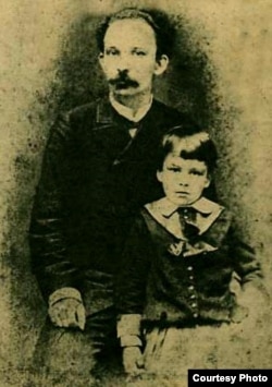 José Martí y su hijo en 1885.