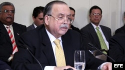 El embajador panameño Guillermo Cochéz (c). 