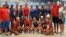 Atletas y entrenadores del equipo femenino de polo acuático de Cuba, antes de que siete de los miembros desertaran en México.