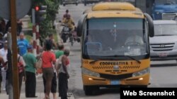 Un microbus Gazelle en La Habana.