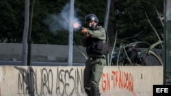 Un miembro de la Guardia Nacional Bolivariana (GNB) dispara durante una manifestación el jueves, 6 de julio de 2017, en Caracas.