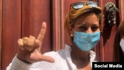 Thais Mailén Franco Benítez, una de las detenidas en la protesta pacífica de la Calle Obispo, junto a la periodista Iliana Hernández. (Facebook)