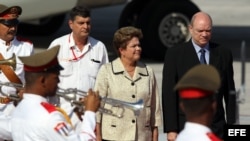 La presidenta de Brasil, Dilma Rousseff (i), es recibida en Cuba por el ministro cubano de Inversión Extranjera y Comercio Exterior, Rodrigo Malmierca (d).