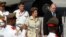 La presidenta de Brasil, Dilma Rousseff (i), es recibida en Cuba por el ministro cubano de Inversión Extranjera y Comercio Exterior, Rodrigo Malmierca (d).