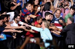 Hillary Clinton y su compañero de fórmula Tim Kaine hacen campaña en Miami.
