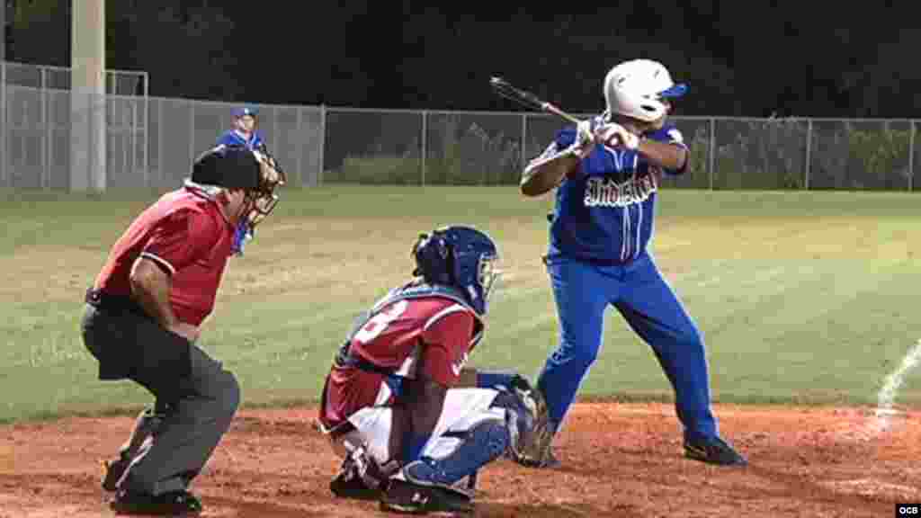 Veteranos del equipo Industriales en un juego amistosos en la ciudad de Tampa, Florida.