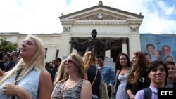 Los estudiantes de EEUU en un acto en la escalinata de la Universidad de La Habana.