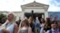 Los estudiantes de EEUU en un acto en la escalinata de la Universidad de La Habana.