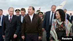 El presidente de Nicaragua, Daniel Ortega y su esposa, Rosario Murillo reciben al presidente de Rusia, Vladimir Putin en Managua el 11 de julio de 2014. REUTERS/Cesar Perez/Casa Presidencial