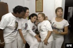 Las cinco representantes del movimiento cubano Damas de Blanco que tenían previsto viajar a Francia en 2005 para recibir el premio Sajarov (de izq a der, Berta Soler, Miriam Leiva, Loyda Valdés, Laura Pollán y Julita Núñez) siguieron por teléfono la ceremonia