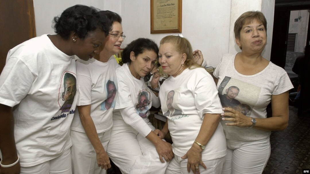 ARCHIVO. Las cinco representantes del movimiento cubano Damas de Blanco que tenían previsto viajar a Francia siguieron por teléfono la ceremonia de entrega del galardón el 14 de diciembre de 2005.