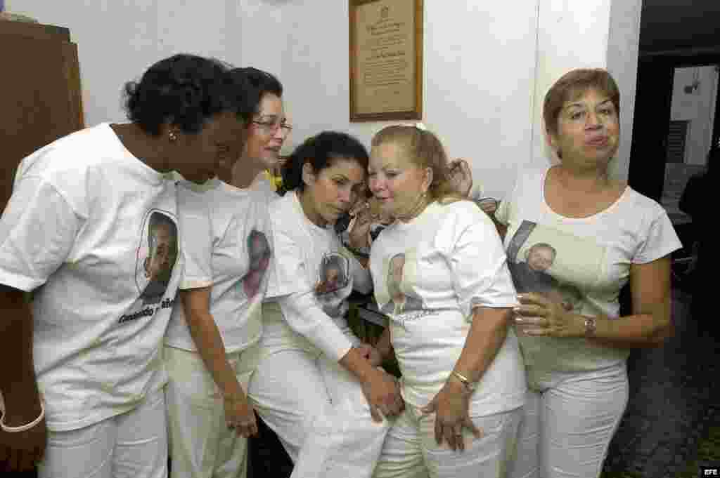 ARCHIVO. Las cinco representantes del movimiento cubano Damas de Blanco que tenían previsto viajar a Francia para recibir el premio Sajarov (de izq a der, Berta Soler, Miriam Leiva, Loyda Valdés, Laura Pollán y Julita Núñez) siguieron por teléfono la cere