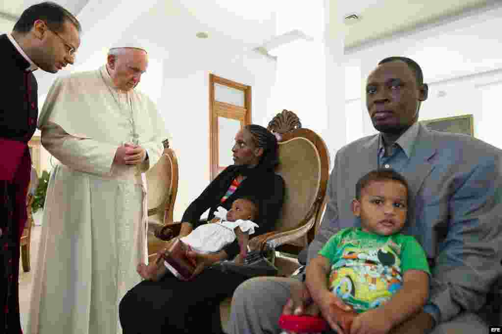 El Papa (2i) junto a la pareja sudanesa Mariam Yahya Ibrahim (c) y su esposo Daniel Wani (R), junto a sus hijos en la Residencia de Santa Marta, en el Vaticano. 