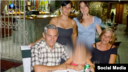 Las hermanas Mayelin Roca Enríquez y Marylin Roca Enríquez junto a su padre, el coronel del Minint Humberto Alfonso Roca Sánchez. 