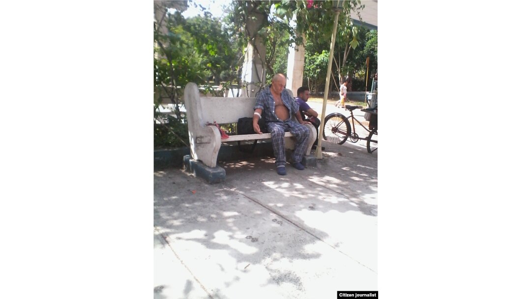 Reporta Cuba. Ramón Martín esperando en las afueras del hospital en Santa Clara. Foto: Damaris Moya.