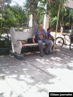 Reporta Cuba. Ramón Martín esperando en las afueras del hospital en Santa Clara. Foto: Damaris Moya.