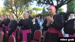 Obispos cubanos aplauden tras la develación de la imagen de la Caridad en los jardines del Vaticano