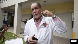 El director del Centro Médico de San Juan, Ernesto Torres, habla con la prensa sobre el estado clínico de Macho Camacho. 