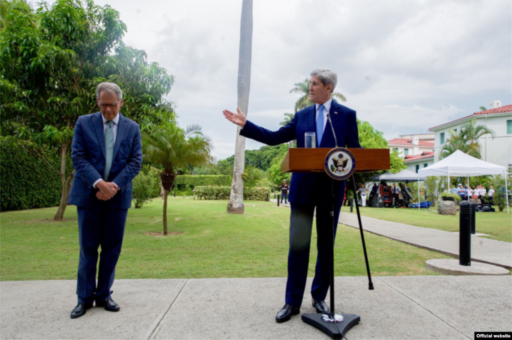 DeLaurentis y John Kerry en los jardines de la residencia.