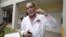 El director del Centro Médico de San Juan, Ernesto Torres, habla con la prensa sobre el estado clínico de Macho Camacho. 