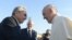 El papa Francisco saluda al general Raúl Castro durante su visita a Cuba, en febrero de 2016. (OSSERVATORE ROMANO/AFP)
