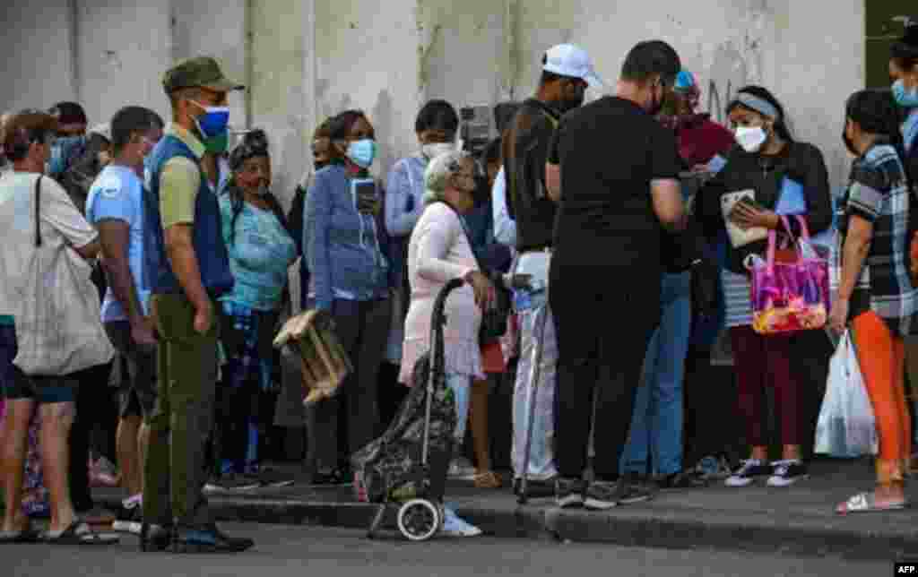 Los cubanos comenzaron el 2022 padeciendo la peor situación económica de los últimos 30 años. Una cola para comprar alimentos el 26 de enero de 2022 en La Habana. AFP/ Yamil Lage.