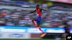 El cubano Lázaro Martínez compite en el salto triple del Mundial de Atletismo, el sábado 23 de julio de 2022, en Eugene, Oregon (AP Foto/David J. Phillip)